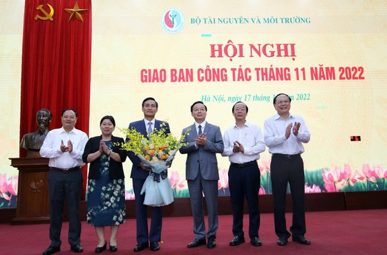 Bộ trưởng Trần Hồng Hà cùng các Thứ trưởng chúc mừng Thứ trưởng Trần Quý Kiên được Thủ tướng Chính phủ bổ nhiệm lại giữ chức vụ Thứ trưởng Bộ TN-MT