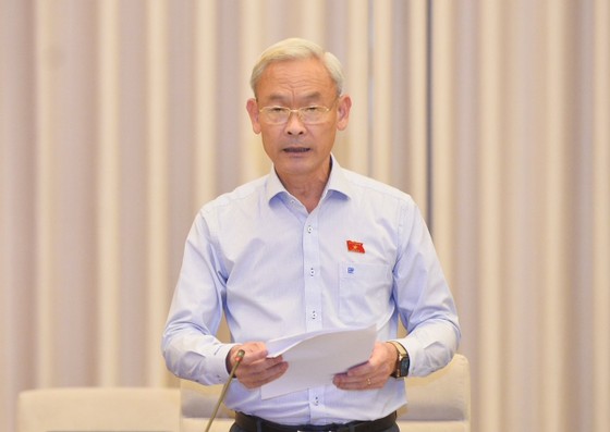Chủ nhiệm Ủy ban Tài chính - Ngân sách Nguyễn Phú Cường báo cáo thẩm tra tại phiên họp. Ảnh: VIẾT CHUNG