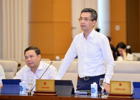 Thứ trưởng Bộ Tài chính Võ Thành Hưng báo cáo tại phiên họp. Ảnh: VIẾT CHUNG
