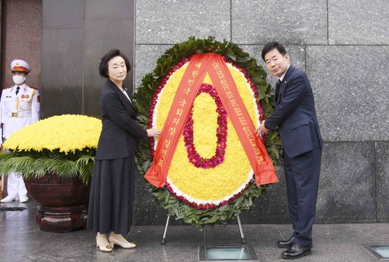 Chủ tịch Quốc hội Hàn Quốc Kim Jin Pyo và Phu nhân đặt vòng hoa, vào Lăng viếng Chủ tịch Hồ Chí Minh ảnh 2