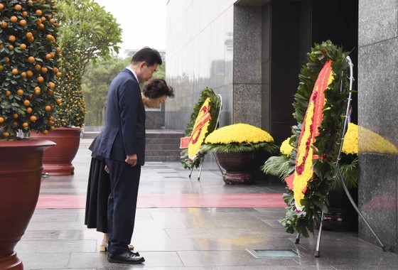 Chủ tịch Quốc hội Hàn Quốc Kim Jin Pyo và Phu nhân đặt vòng hoa, vào Lăng viếng Chủ tịch Hồ Chí Minh ảnh 1