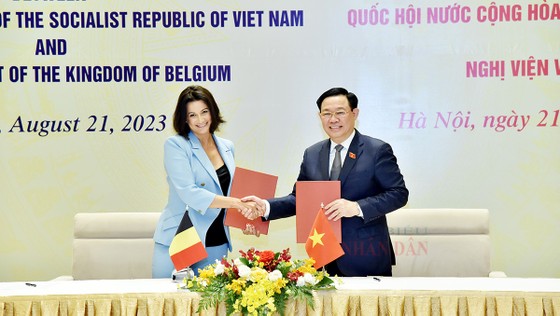 Chủ tịch Quốc hội Vương Đình Huệ và Chủ tịch Thượng viện Vương quốc Bỉ Stéphanie D'Hose đã ký ý định thư hợp tác giữa Quốc hội Việt Nam và Nghị viện Bỉ. Ảnh: VIẾT CHUNG 