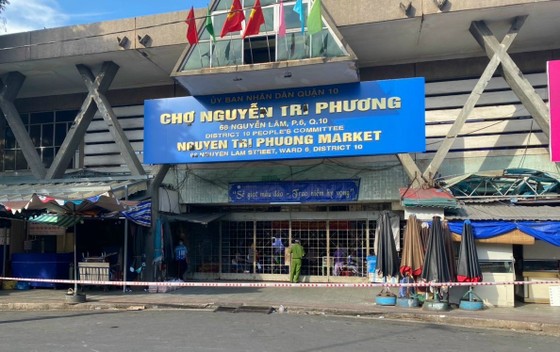 Chợ Nguyễn Tri Phương, quận 10 tạm thời phong tỏa do có ca mắc Covid-19