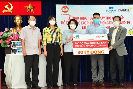 Chủ tịch Ủy ban MTTQ VN TPHCM Tô Thị Bích Châu và Phó Chủ tịch UBND TPHCM Phan Thị Thắng tiếp nhận 100 bộ máy thở cao cấp do Sovico và HD Bank trao tặng. Ảnh: VIỆT DŨNG
