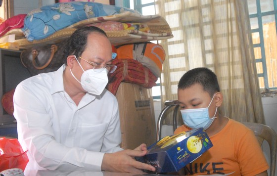 Lãnh đạo TPHCM thăm trẻ em mồ côi có cha, mẹ mất vì Covid-19 ảnh 1
