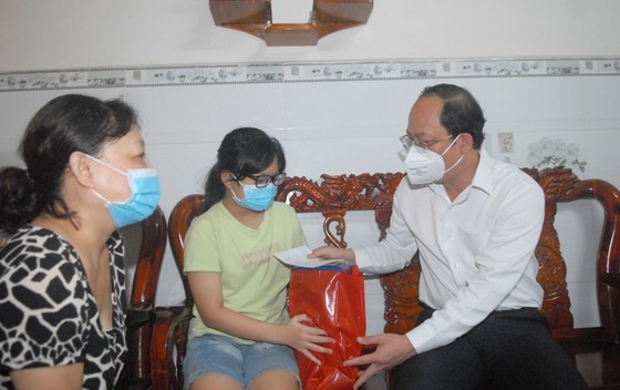 Phó Bí thư Thành ủy TPHCM Nguyễn Hồ Hải thăm hỏi trẻ em mồ côi có cha, mẹ mất vì Covid-19. Ảnh: CAO THĂNG 
