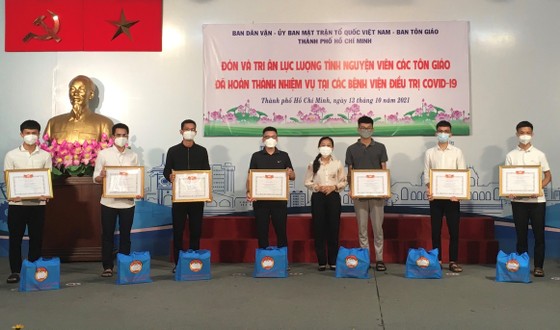 Phó Chủ tịch Ủy ban MTTQ Việt Nam TPHCM Phan Kiều Thanh Hương trao biểu dương và tặng quà các tình nguyện viên