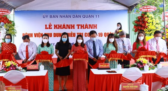 Các đại biểu cắt băng khánh thành Bệnh viện thu dung, điều trị Covid-19 quận 11. Ảnh: ĐÌNH LÝ