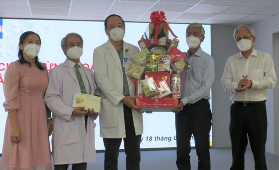 Lãnh đạo TPHCM chúc tết các đơn vị quân đội, bệnh viện ảnh 2