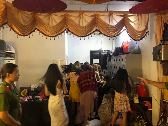 Kiểm tra 2 nhà hàng ở quận 1, phát hiện gần 70 nữ tiếp viên ăn mặc hở hang ảnh 4