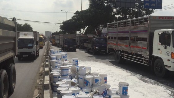 Xe container chở sơn thắng gấp, hàng trăm thùng sơn đổ trắng Quốc lộ 1 ảnh 3