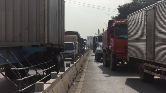 Xe container chở sơn thắng gấp, hàng trăm thùng sơn đổ trắng Quốc lộ 1 ảnh 6
