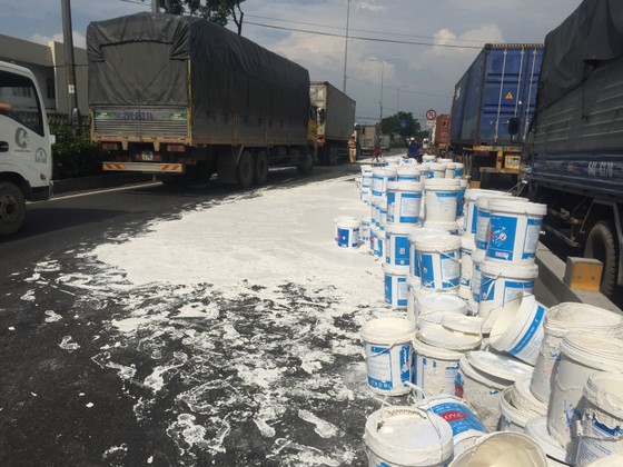 Xe container chở sơn thắng gấp, hàng trăm thùng sơn đổ trắng Quốc lộ 1 ảnh 5