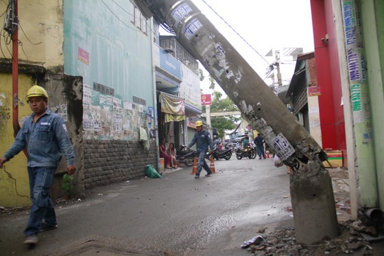 Mưa kèm gió mạnh làm cây xanh bật gốc ngã đè xe tải ảnh 10