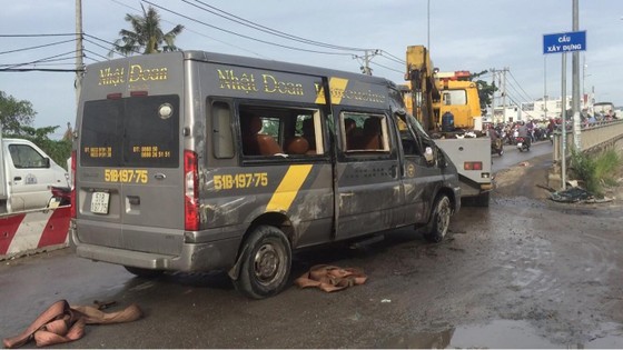 Gần 10 hành khách kêu cứu trong xe khách bị lật ở TPHCM ảnh 1