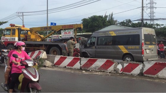 Gần 10 hành khách kêu cứu trong xe khách bị lật ở TPHCM ảnh 4