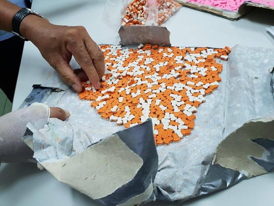 Triệt phá đường dây thuốc lắc lớn từ nước ngoài về Việt Nam ảnh 1