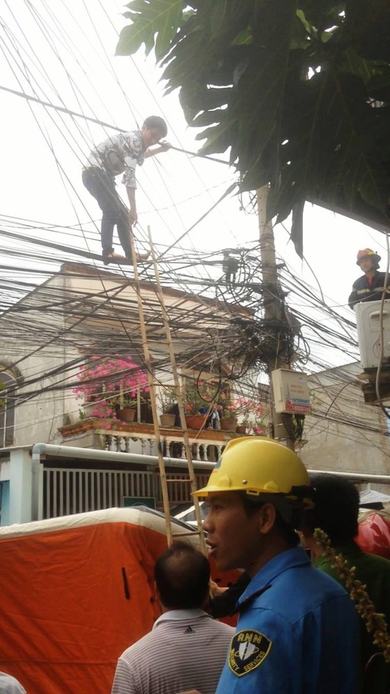 Giải cứu nam thanh niên nghi ngáo đá leo lên cột điện la hét ở quận Thủ Đức ảnh 9
