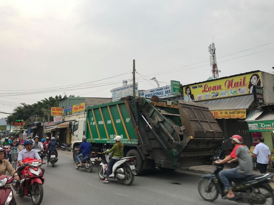 Va chạm giữa xe máy và xe chở rác, 2 người tử vong ảnh 1