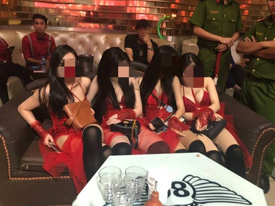 Vũ nữ múa khiêu dâm phục vụ dân chơi phê ma túy ở quán bar ảnh 7