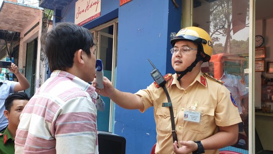 Kiểm tra nồng độ cồn, ma tuý với nhiều tài xế ở trung tâm quận 1 ảnh 2