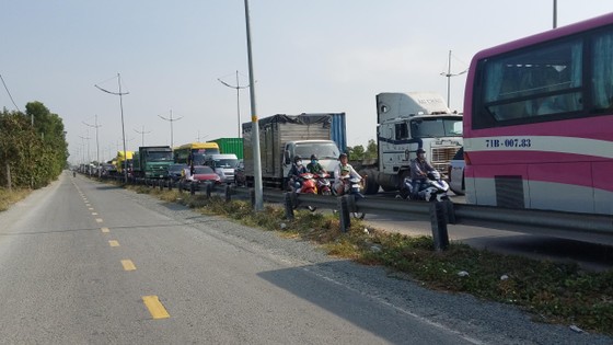 Xe khách tông đuôi xe container, nhiều người bị thương ảnh 2