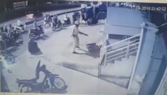 Thông tin bất ngờ vụ clip CSGT chĩa súng, đánh 2 người sau va chạm giao thông ảnh 1