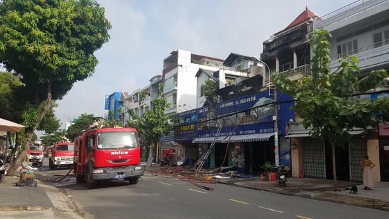 Cháy lớn tại công ty chuyên trang trí ô tô, nhiều nhà dân bị ảnh hưởng ảnh 1
