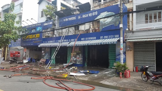 Cháy lớn tại công ty chuyên trang trí ô tô, nhiều nhà dân bị ảnh hưởng ảnh 2