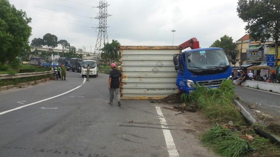 Xe container làm rớt thùng hàng vào xe tải, nhiều người thoát chết ảnh 2
