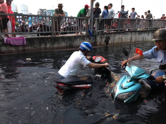Huy động gần 200 người khắc phục sự cố vỡ bờ bao tại quận 8, TPHCM ảnh 4