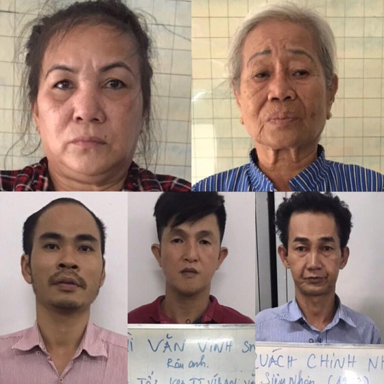 Công an khám xét nơi ở của băng nhóm chuyên dàn cảnh móc túi hành khách đi xe buýt ở TPHCM ảnh 1