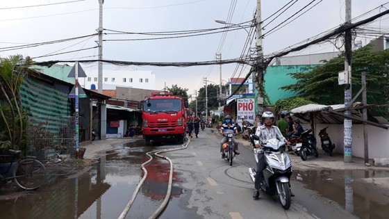 Xưởng vải bốc cháy ngùn ngụt ở Hóc Môn ảnh 1