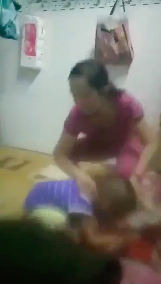 Nguyễn Thị Thanh Thúy đánh đập con mình một cách tàn nhẫn. Ảnh cắt từ clip