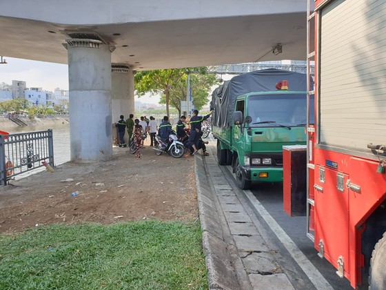 Tìm thấy thi thể hai vợ chồng nhảy kênh Tàu Hủ mất tích ảnh 3