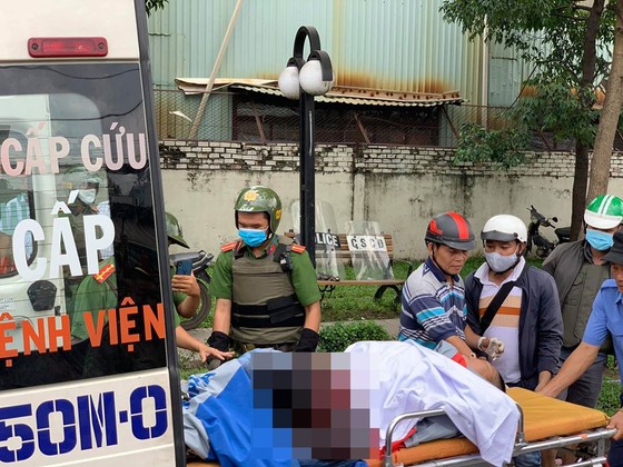 Người đàn ông có biểu hiện “lạ” dùng dao tự đâm vào bụng ảnh 2
