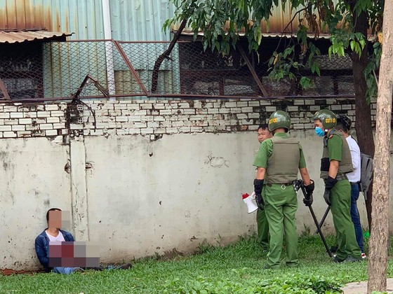 Người đàn ông có biểu hiện “lạ” dùng dao tự đâm vào bụng ảnh 1