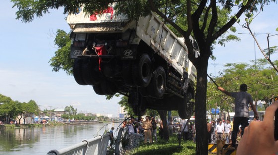 Xe ben lao xuống kênh Tàu Hủ, tài xế thoát chết ảnh 3