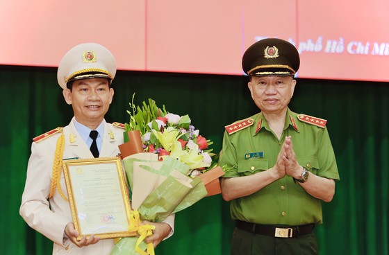 Thăng hàm Thiếu tướng cho Phó Giám đốc Công an TPHCM Đinh Thanh Nhàn ảnh 3 Thăng hàm Thiếu tướng cho Phó Giám đốc Công an TPHCM Đinh Thanh Nhàn ảnh 3