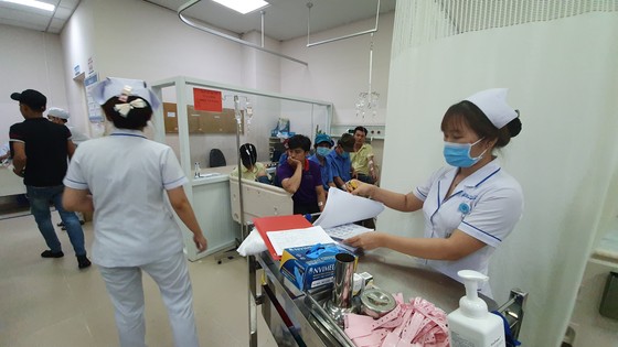 Hàng trăm công nhân nghi ngộ độc thực phẩm nhập viện cấp cứu sau bữa cơm tối ảnh 2