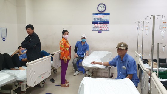 Hàng trăm công nhân nghi ngộ độc thực phẩm nhập viện cấp cứu sau bữa cơm tối ảnh 1