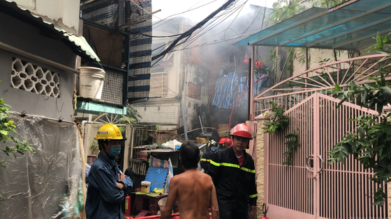 Cháy nhà ở quận 1, nhiều người thoát chết ảnh 2