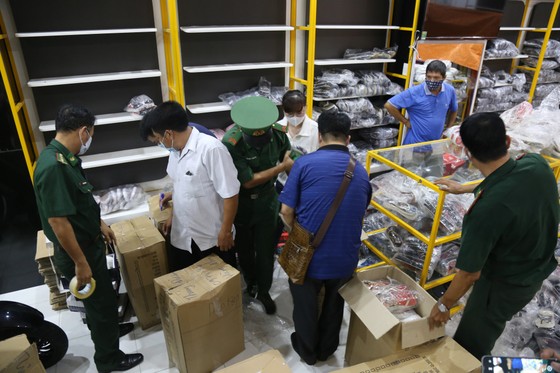 Cận cảnh kho “hàng hiệu” nhập từ... chợ Đồng Xuân, chợ Lớn, chợ An Đông ảnh 1
