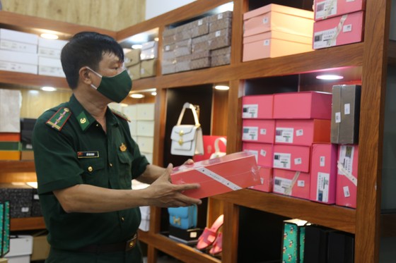 Cận cảnh kho “hàng hiệu” nhập từ... chợ Đồng Xuân, chợ Lớn, chợ An Đông ảnh 11