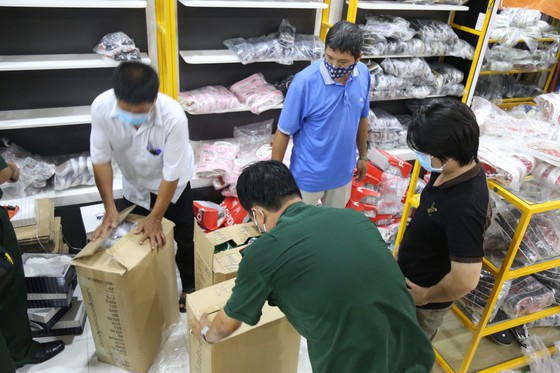 Cận cảnh kho “hàng hiệu” nhập từ... chợ Đồng Xuân, chợ Lớn, chợ An Đông ảnh 14