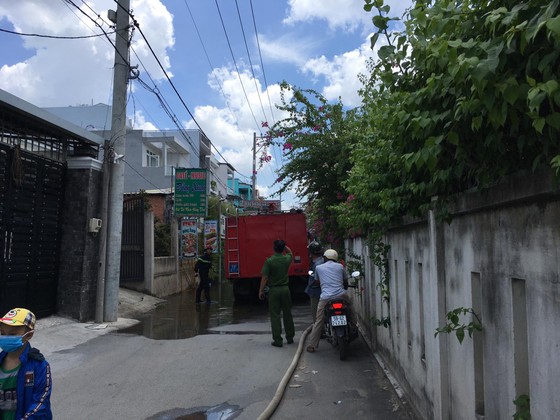 Cháy quán cà phê ở quận 12, nhiều người hoảng sợ ảnh 1
