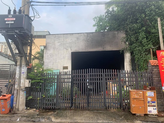 Cháy kho chứa phụ tùng ở quận Thủ Đức, khói đen bốc cao hàng chục mét ảnh 1