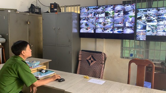Lực lượng Công an phường Tam Bình (quận Thủ Đức)  giám sát thông qua camera an ninh hay "mắt thần" được gắn ở các tuyến đường. Ảnh: CHÍ THẠCH 