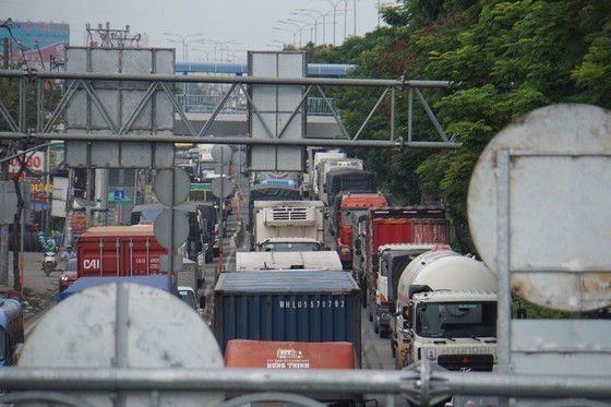 Xe container tông vào đuôi xe tải, hàng ngàn phương tiện "chôn chân" trên quốc lộ 1 ảnh 2