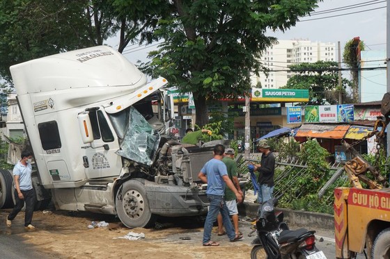 Xe container tông vào đuôi xe tải, hàng ngàn phương tiện "chôn chân" trên quốc lộ 1 ảnh 1